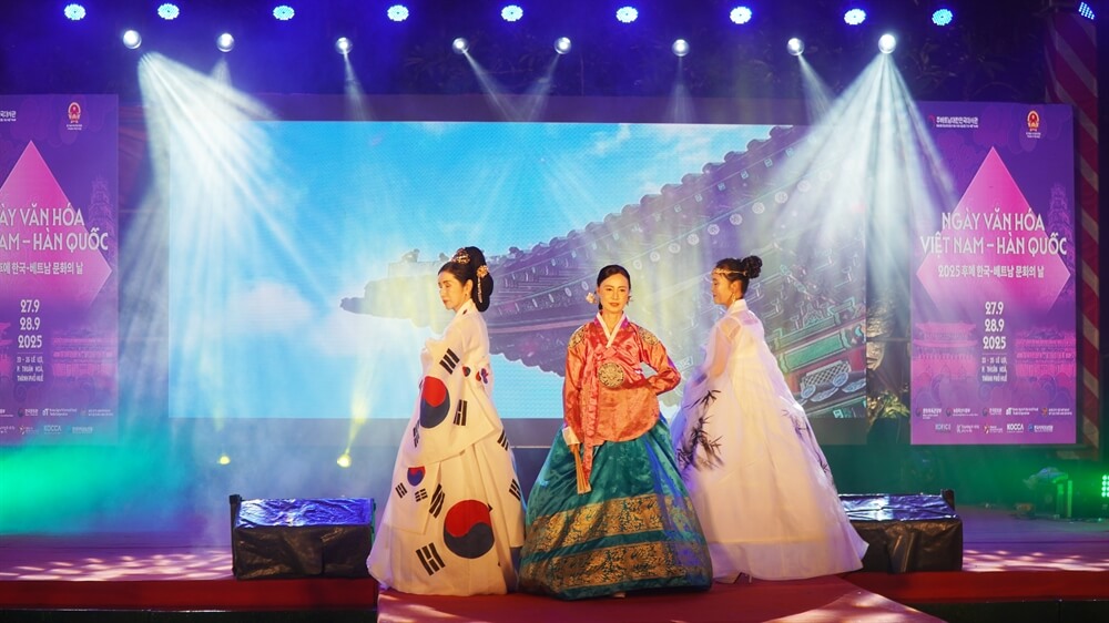 Trình diễn trang phục truyền thống đến từ Hàn Quốc